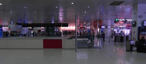 Una c&aacute;mara de seguridad de un local capt&oacute; al hombre mientras se desplazaba por la estaci&oacute;n de Sants el pasado domingo (WikimediaCommons)