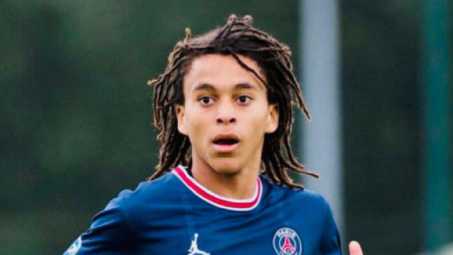 Ethan Mbapp&eacute; avec le maillot du PSG (capture Twitter @psgcommunity_)