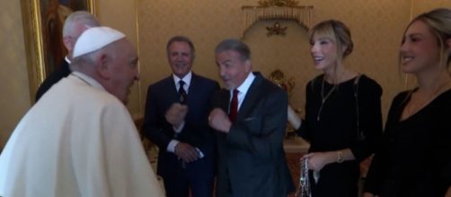 El actor visit&oacute; al papa Francisco acompa&ntilde;ado de su familia (Twitter, @VaticanNews)