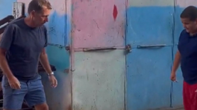 Daniel Riolo jouant au football (capture Twitter @AfterRMC)