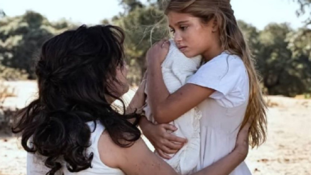 Dolores e Jana da piccola nella soap La Promessa - puntate su Canale 5.