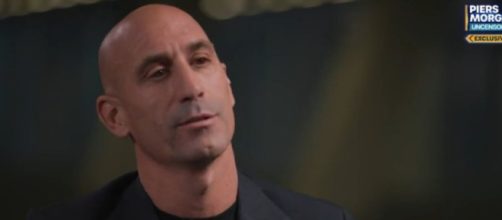 El expresidente de la RFEF dijo que no hubo agresi&oacute;n &iacute;ntima cuando le propin&oacute; el beso a Jennifer Hermoso (Twitter/piersmorgan)