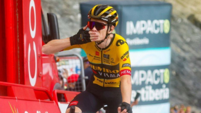 Ciclismo, la Jumbo Visma replica alle accuse di doping tecnologico.