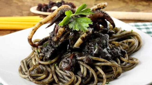 Ricetta, spaghetti al nero seppia: un primo piatto dal gusto intenso.