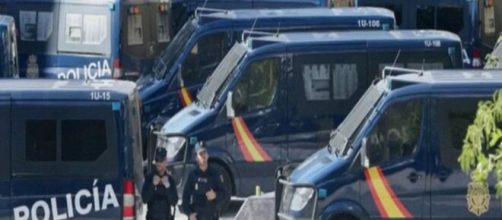 La Polic&iacute;a Nacional despleg&oacute; un operativo en el centro de Madrid por una alarma de bomba que result&oacute; falsa (Captura v&iacute;deo Informativos Telecinco)