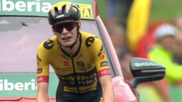 Ciclismo, Jonas Vingegaard impegnato sulla salita di Bejes.