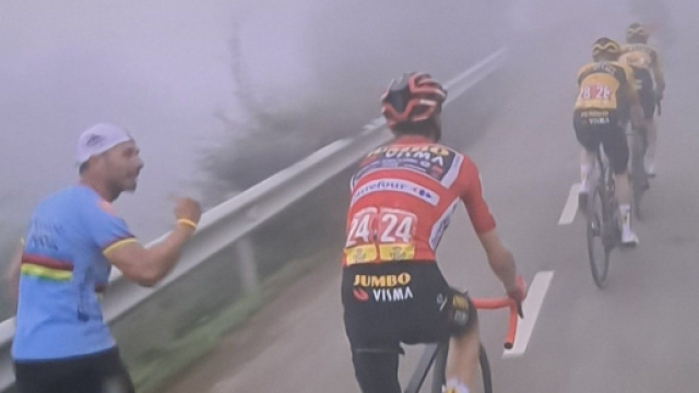 Ciclismo, Sepp Kuss si stacca dai compagni sull'Angliru