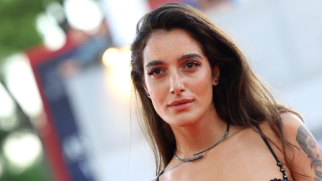 Tendenze manicure per l'autunno 2023, la french effetto glassa di Georgina Rodriguez e la nai art rossa di Levante.