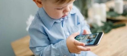 L'abuso di smartphone da piccoli riduce le abilità linguistiche solo di chi usa già altri device