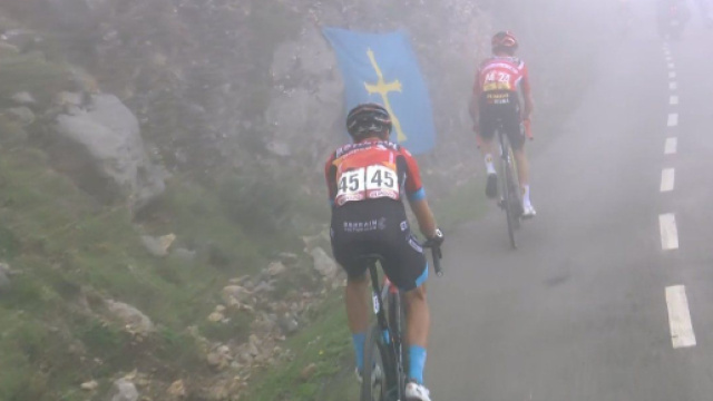 Ciclismo, Mikel Landa e Sepp Kuss sulla salita dell'Angliru.