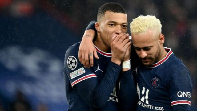 Mbapp&eacute; et Neymar ne joueront plus ensemble au PSG. (screenshot Twitter - @Moins1an)
