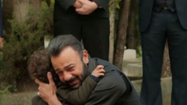 Terra amara, trame al 24/09: Fekeli affranto al funerale di Yilmaz, Adnan lo consola.