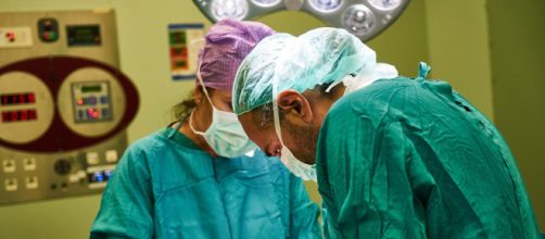 Muere trabajadora de la limpieza en el Hospital Cl&iacute;nico de M&aacute;laga al ser aplastada por dos coches (Pixabay)