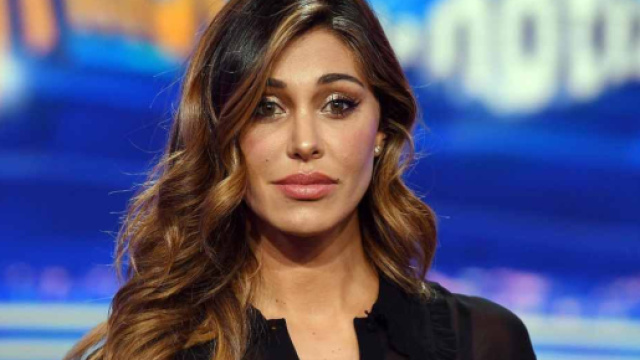 Belen Rodriguez in vacanza con Elio e Luna Mar&igrave;, fan critici: 'Non rispetti i tuoi figli'.