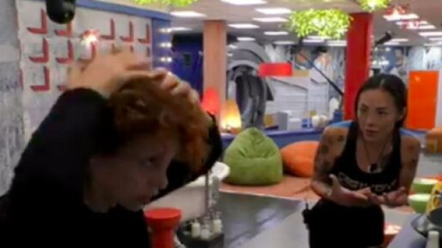 GF, Beatrice e Rosy si confrontano dopo uno screzio: 'Non ti hanno chiamato per cucinare'.