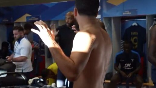 Rayan Cherki dans le vestiaire de l'&eacute;quipe de France. (screenshot Twitter - @GSLMaxime)