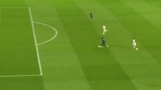 Demb&eacute;l&eacute; a rat&eacute; une grosse occasion lors de PSG-Nice. (screenshot Twitter - @footblaze)