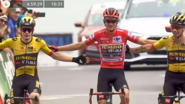 Vuelta Espana, l'arrivo di Sepp Kuss, Jonas Vingegaard e Primoz Roglic nella ventesima tappa