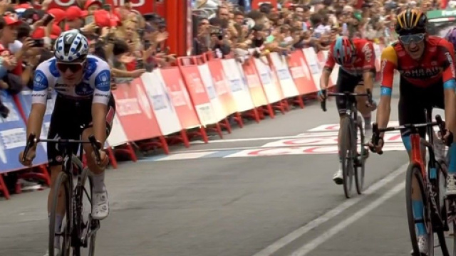 Ciclismo, l'arrivo della penultima tappa della Vuelta Espana con Remco Evenepoel battuto da Poels