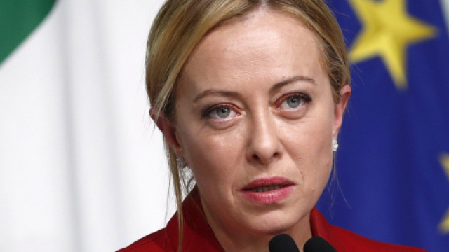 Giorgia Meloni a Lampedusa per affrontare la cristi migratoria: 'Faremo il possibile'.