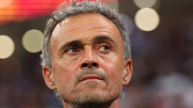 Luis Enrique sur le banc du PSG (capture Twitter @Actu Foot)