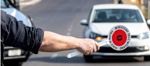 Codice della strada 2023: multe fino a 2500 euro per chi usa il cellulare alla guida
