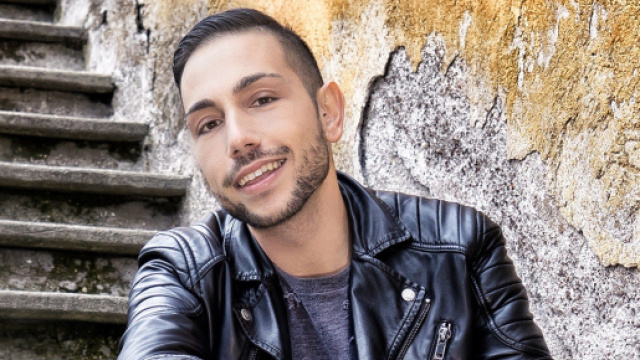 Manuel Aspidi vittima di attacchi omofobi: 'Ci vuole pi&ugrave; rispetto'.