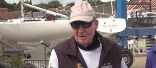 El em&eacute;rito fue muy amable con los periodistas (Captura de pantalla de Antena 3)