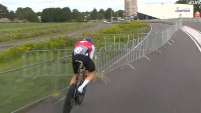 Ciclismo, l'incidente a Stefan K&uuml;ng nella crono degli Europei.