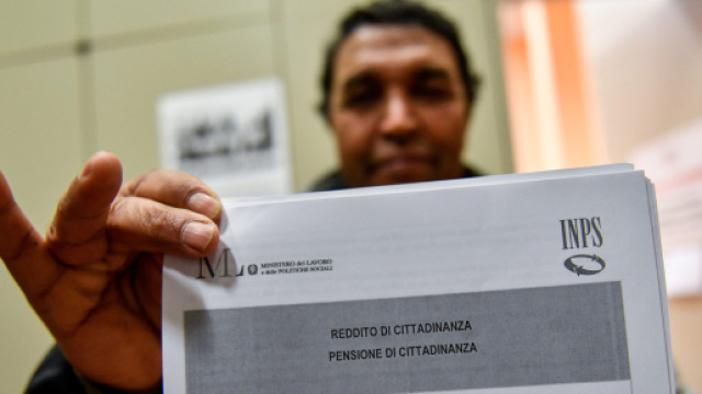 Reddito di cittadinanza, 600 denunciati: tre negozi riciclavano le somme.