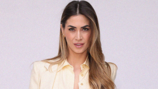 Tendenze moda per l'autunno 2023: il blazer in pelle di Melissa Satta e la gonna lunga.