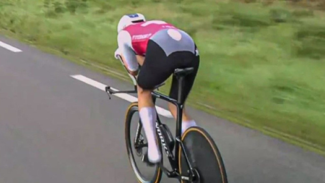 Marlen Reusser nella cronometro degli Europei di ciclismo.