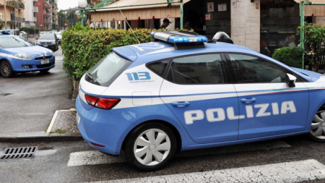 Monza, litigano per una carezza al cane: 20enne morde all'orecchio il proprietario