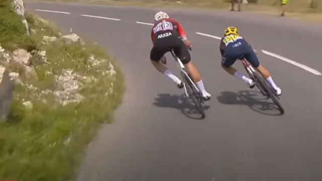 Ciclismo, la discesa di Tom Pidcock dal Galibier al Tour de France 2022.