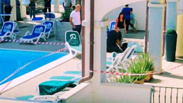 Il bimbo venne risucchiato dai bochettoni della piscina.