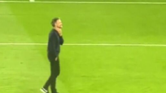 Luis Enrique au Parc des Princes (capture Twitter @ActuFoot_)