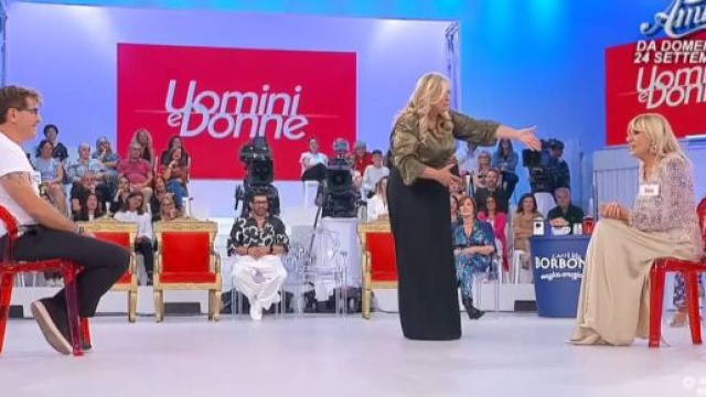 Uomini e donne, Gemma scatena il caos, i fan: 'Basta elemosinare amore, &egrave; senza vergogna'.