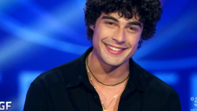 GF, Anita e Massimiliano si rifiutano di dare la pasta a Vittorio .