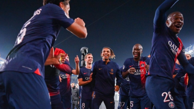 Les joueurs du PSG f&ecirc;tant leur victoire contre l'OM (capture Twitter @ActuFoot_)