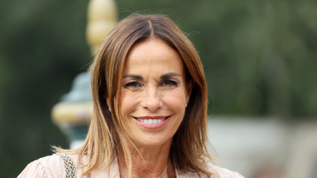 Tendenze moda e outfit per l'autunno-inverno 2023/24, il maglione di Filippa Lagerback e la gonna di jeans lunga di Cristina Parodi