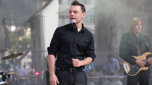 Tiziano Ferro non pu&ograve; lasciare la California a causa del divorzio.