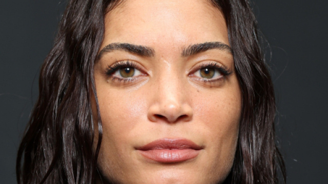 Tendenze taglio capelli medi per l'autunno-inverno 2023/24, il nuovo lob di Elodie e la chioma lunga di Julia Roberts.