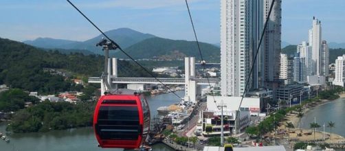 Telef&eacute;rico Laranjeiras com a Barra Sul ao fundo (HVL/Wikimedia Commons)