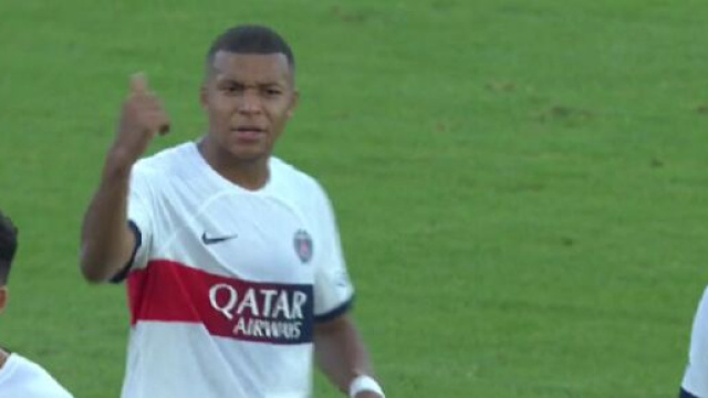 Kylian Mbapp&eacute; demande aux joueurs du PSG de saluer les fans (capture Twitter @ActuFoot_)