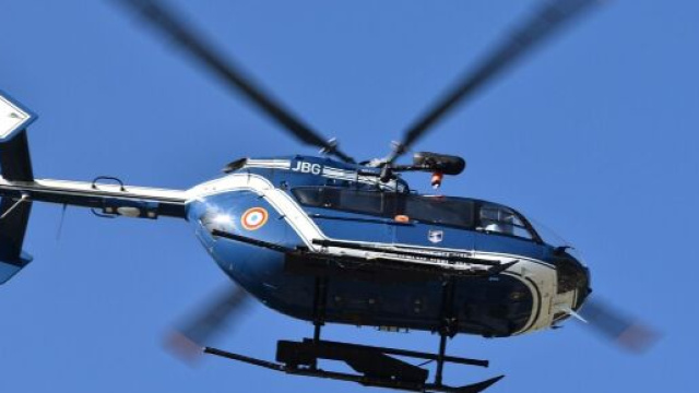 L&rsquo;h&eacute;licopt&egrave;re de la Gendarmerie pour les recherches. Image @Jackie LouDL de Pixabay