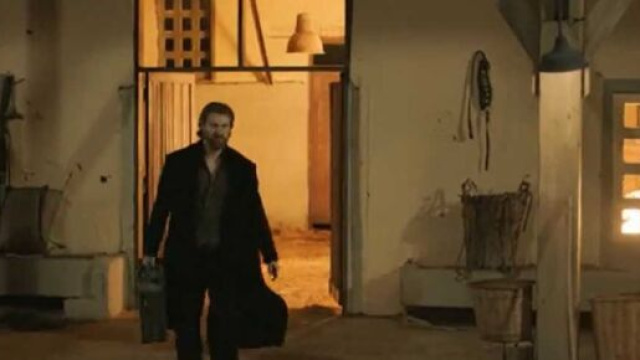 Terra amara, trame: Fikret d&agrave; fuoco alle stalle degli Yaman durante il compleanno di Adnan.