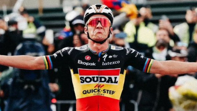 Ciclismo, Remco Evenepoel vittorioso nella terza tappa della Vuelta Espa&ntilde;a.