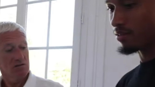 Didier Deschamps avec Boubacar Kamara (capture Twitter YouTube officiel de la F&eacute;d&eacute;ration Fran&ccedil;aise de Football)