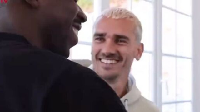 Ousmane Demb&eacute;l&eacute; et Antoine Griezmann avec l'&eacute;quipe de France. (screenshot Twitter - @neodadaisms)