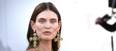 Tendenze moda e outfit per l'autunno 2023: il trench in jeans di Bianca Balti e il blazer